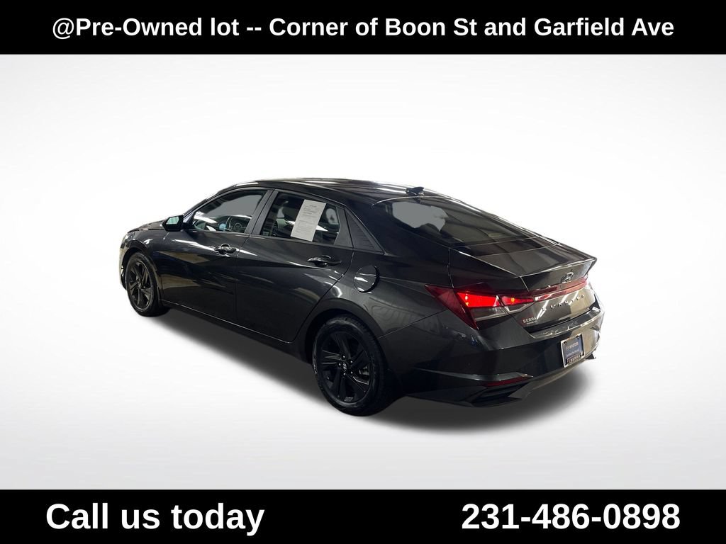 Used 2022 Hyundai Elantra SEL w/ Convenience Package FWD image 3
