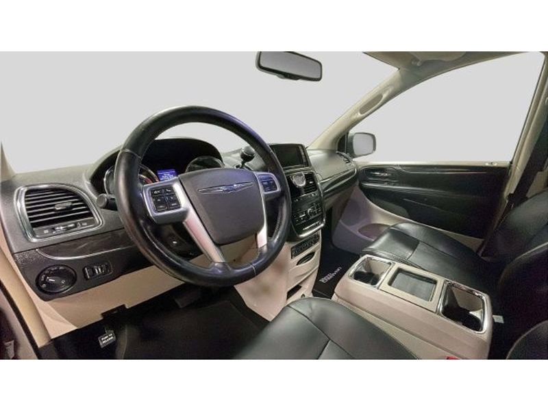 Used 2011 Chrysler Town & Country Touring-L w/ Entertainment Group #2 FWD image 10