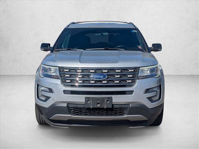 Used 2017 Ford Explorer XLT image 2