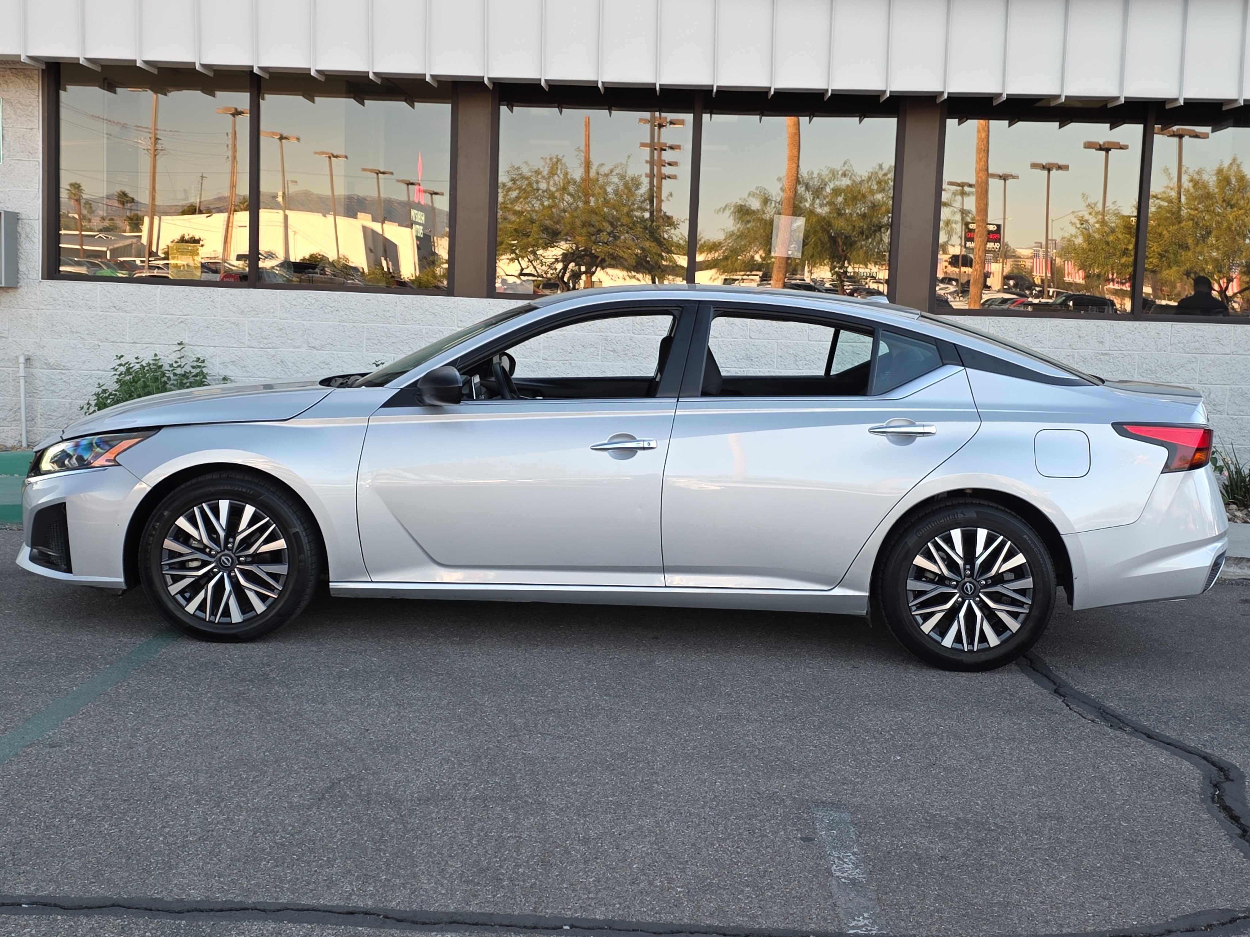 Used 2024 Nissan Altima 2.5 SV image 4