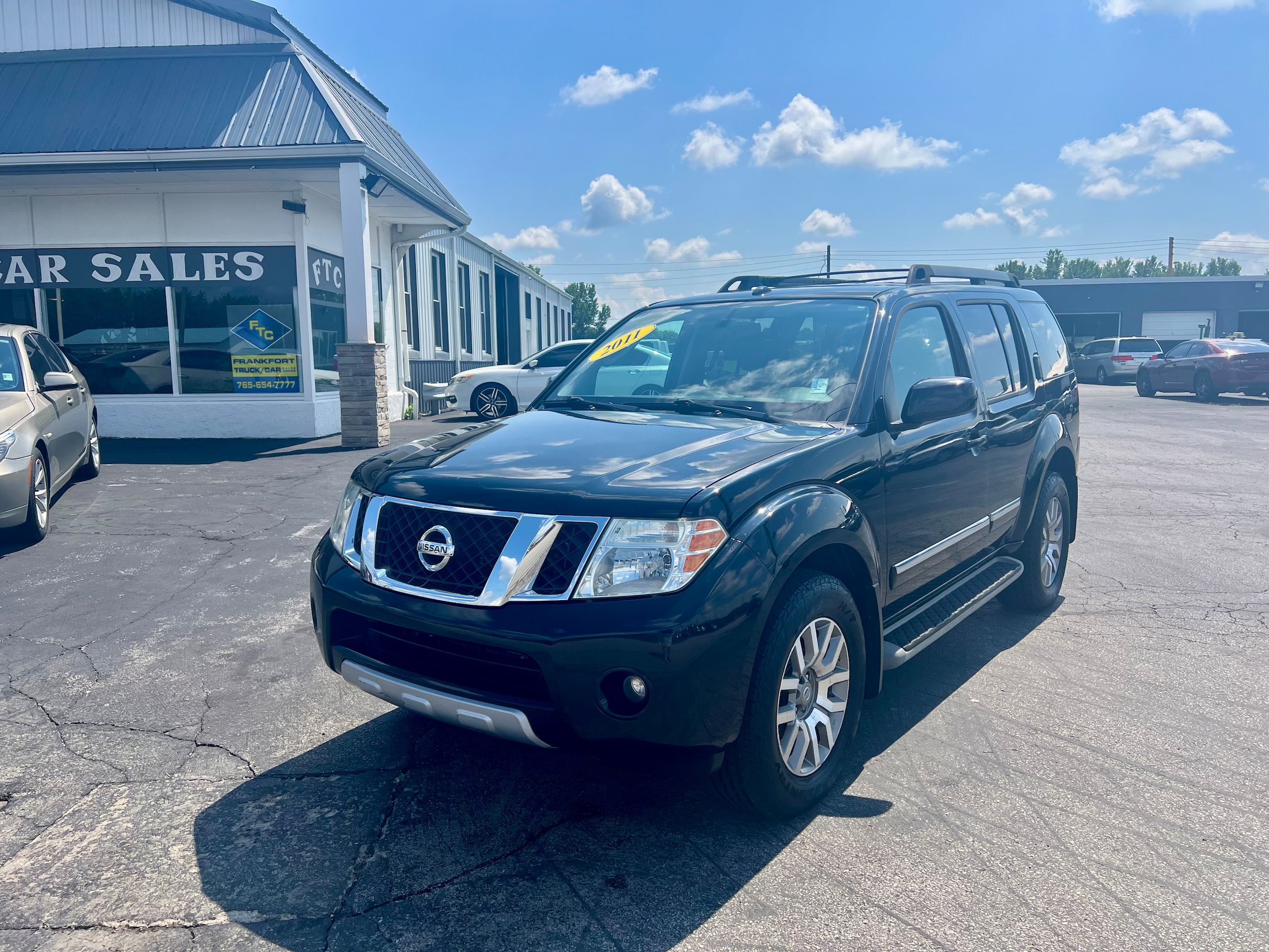 Used 2011 Nissan Pathfinder LE w/ Navigation Pkg AWD/4WD image 1