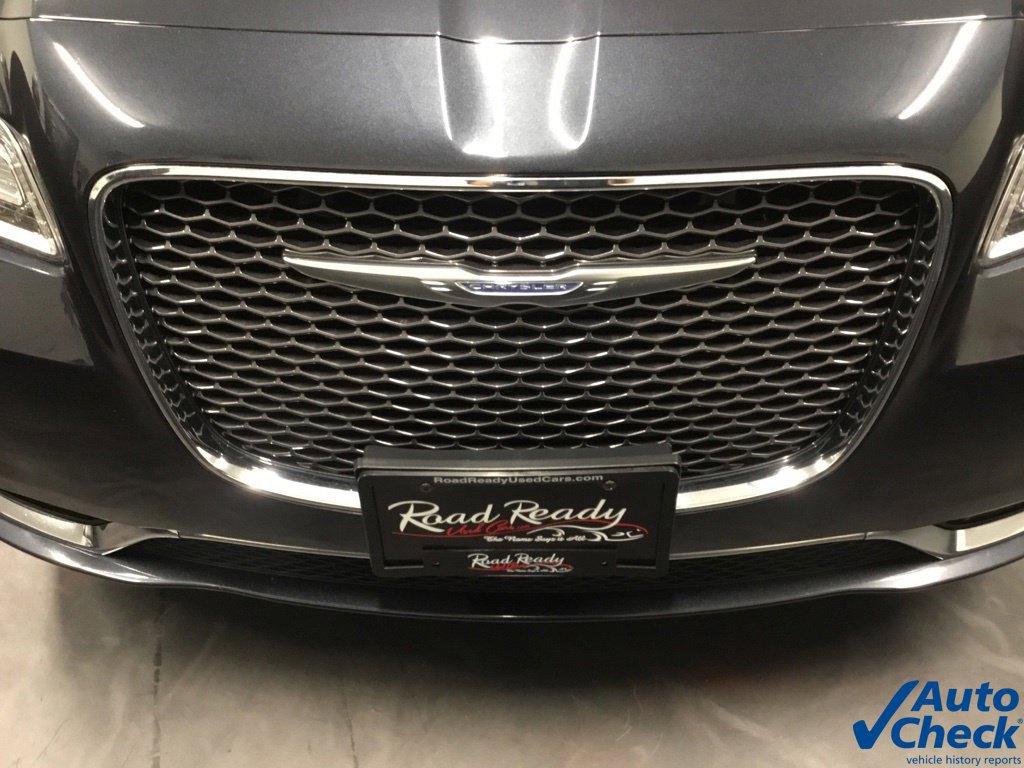 Used 2017 Chrysler 300 C AWD/4WD image 18