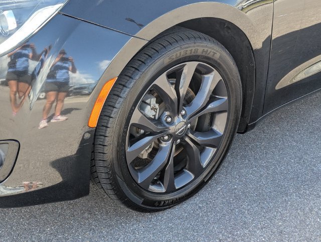 Used 2019 Chrysler Pacifica Limited w/ Advanced Safetytec Group FWD image 11