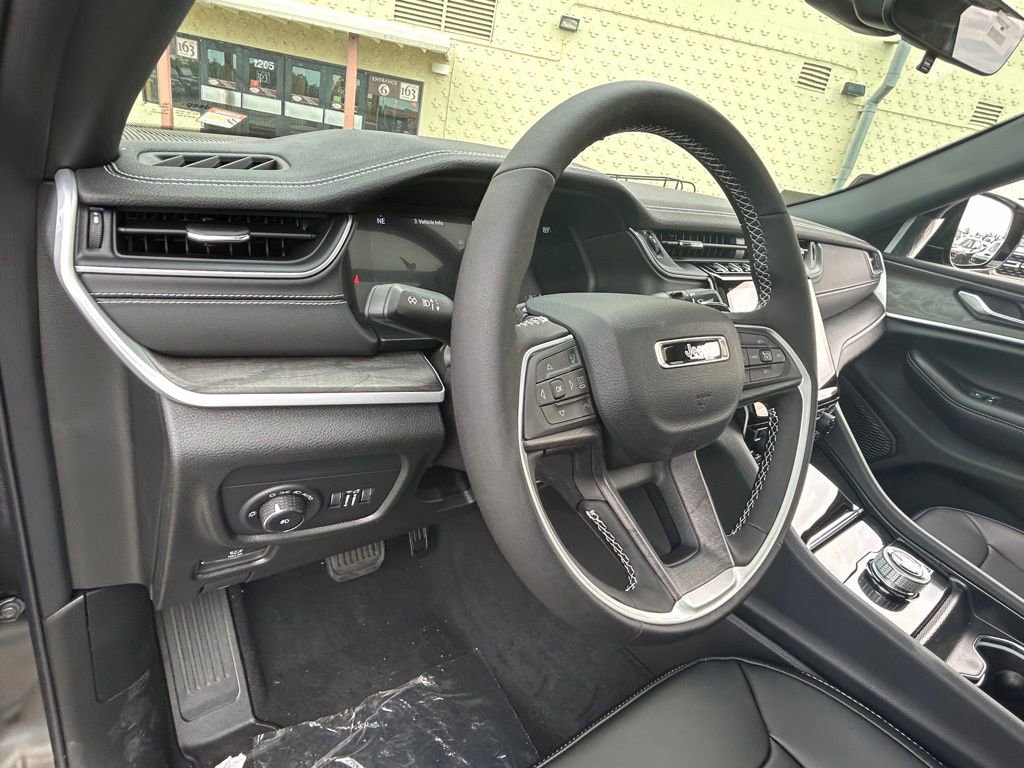 Used 2025 Jeep Grand Cherokee Limited w/ Black Appearance Package RWD image 32