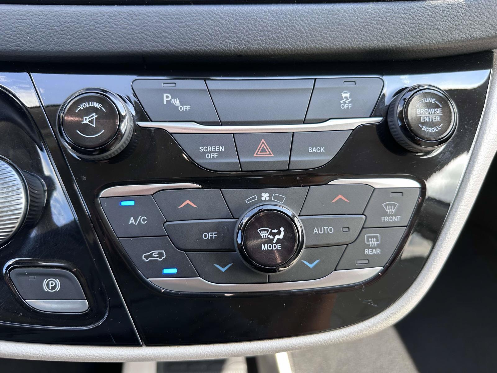 Used 2017 Chrysler Pacifica Touring-L FWD image 23