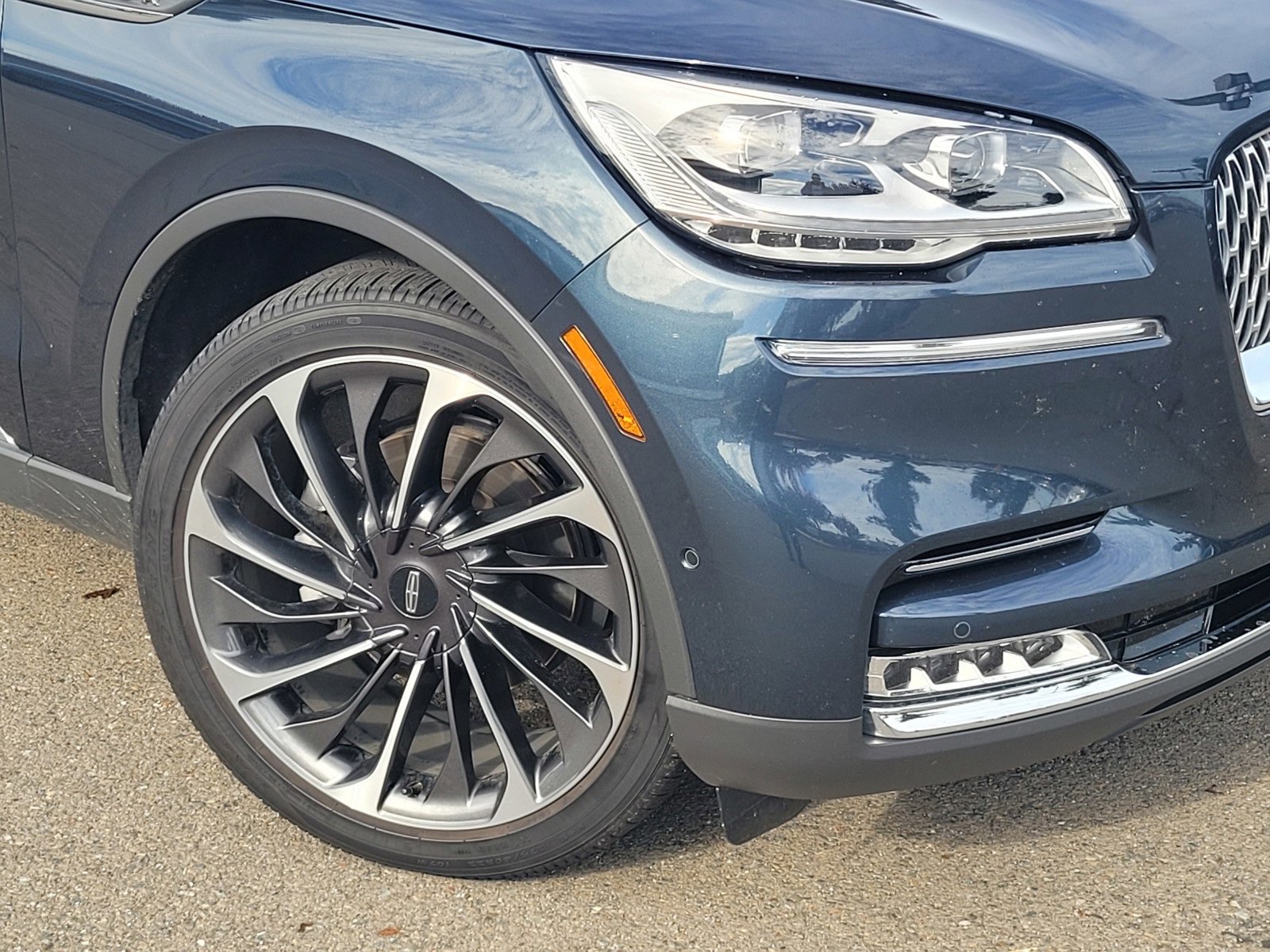 Used 2023 Lincoln Aviator Reserve w/ Equipment Group 201A image 9