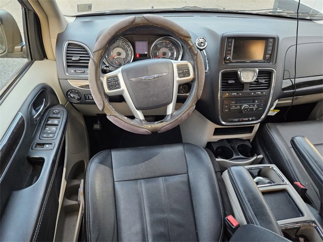 Used 2016 Chrysler Town & Country Touring image 7