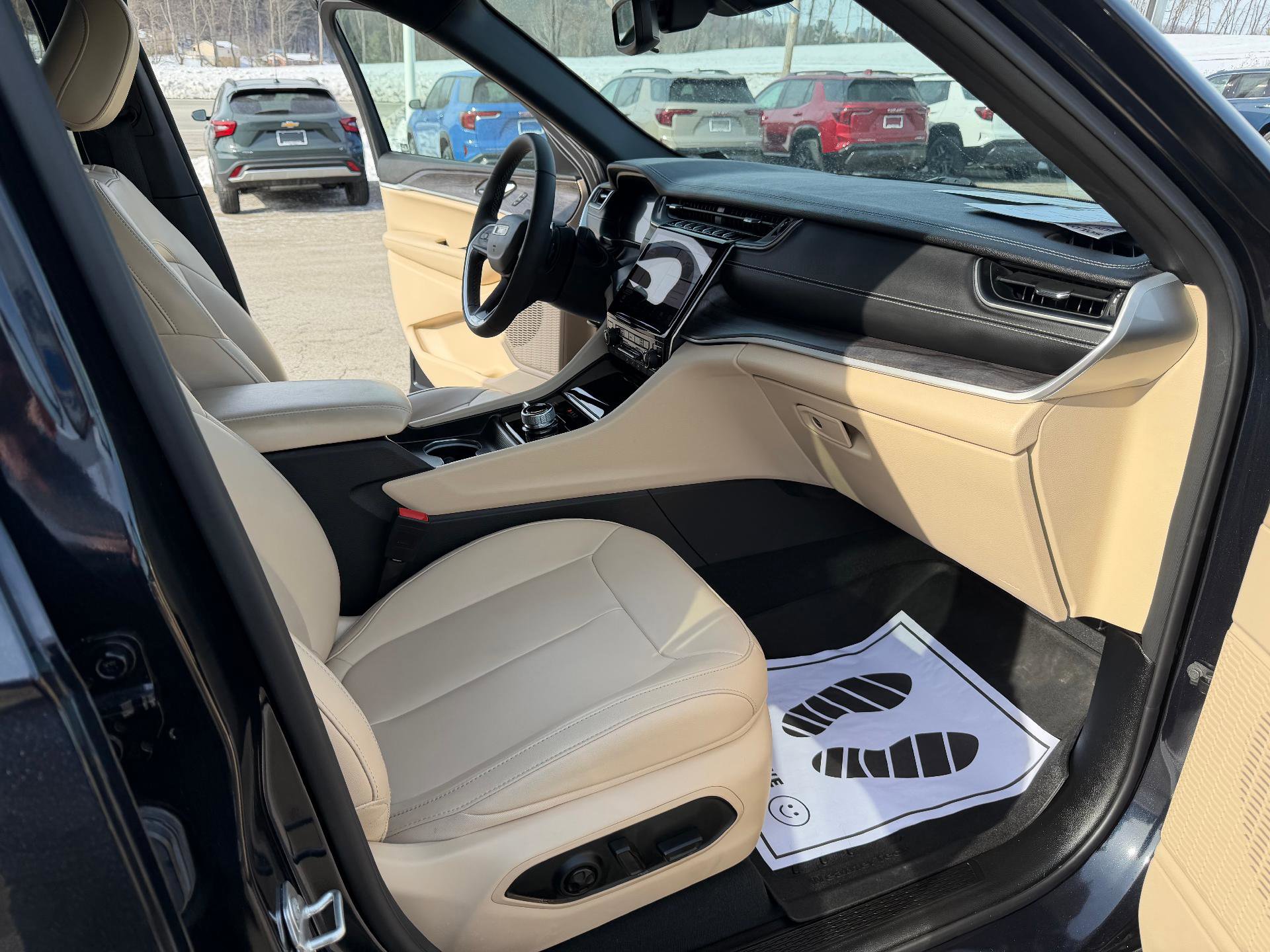 Used 2024 Jeep Grand Cherokee Limited image 31