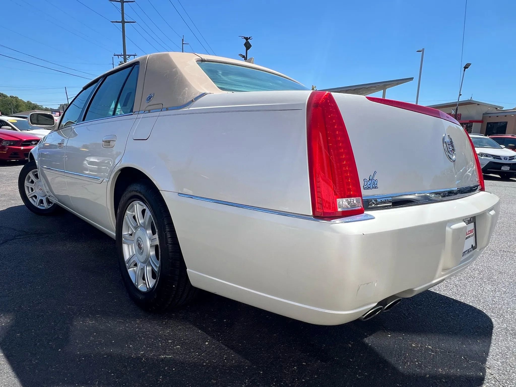 Used 2009 Cadillac DTS w/ Trunk Convenience Package FWD image 10