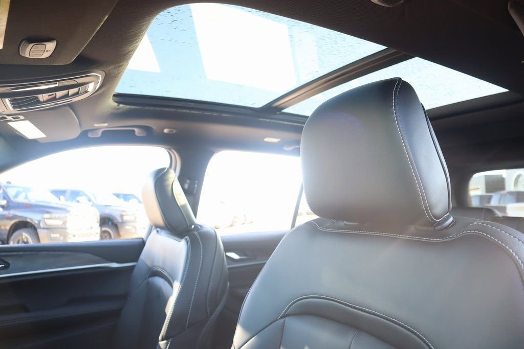 New 2025 Jeep Grand Cherokee Limited image 15