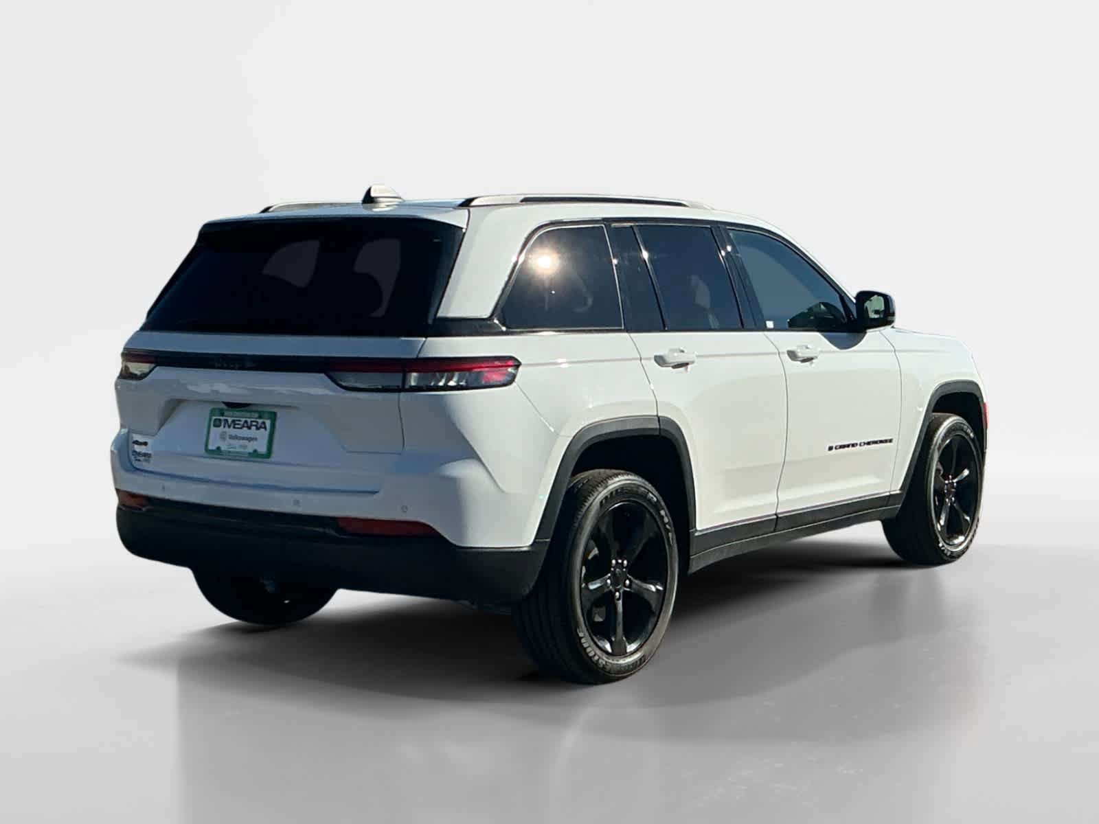 Used 2025 Jeep Grand Cherokee Altitude AWD/4WD image 5