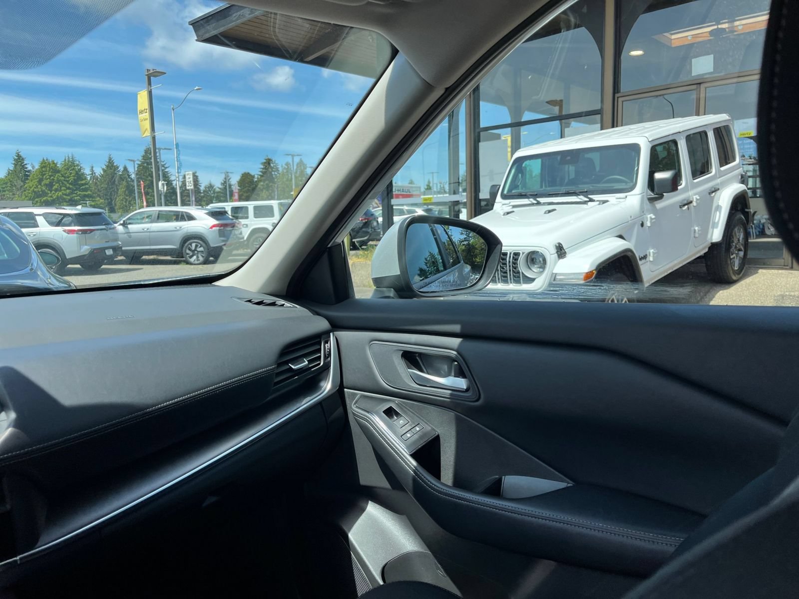 Used 2025 Nissan Rogue SV FWD image 37