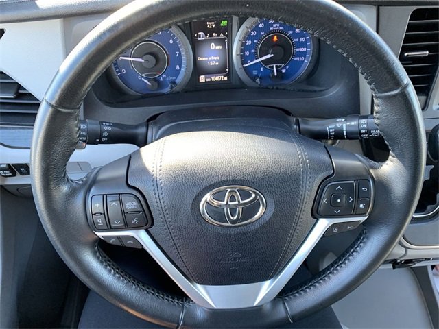 Used 2020 Toyota Sienna Limited image 19