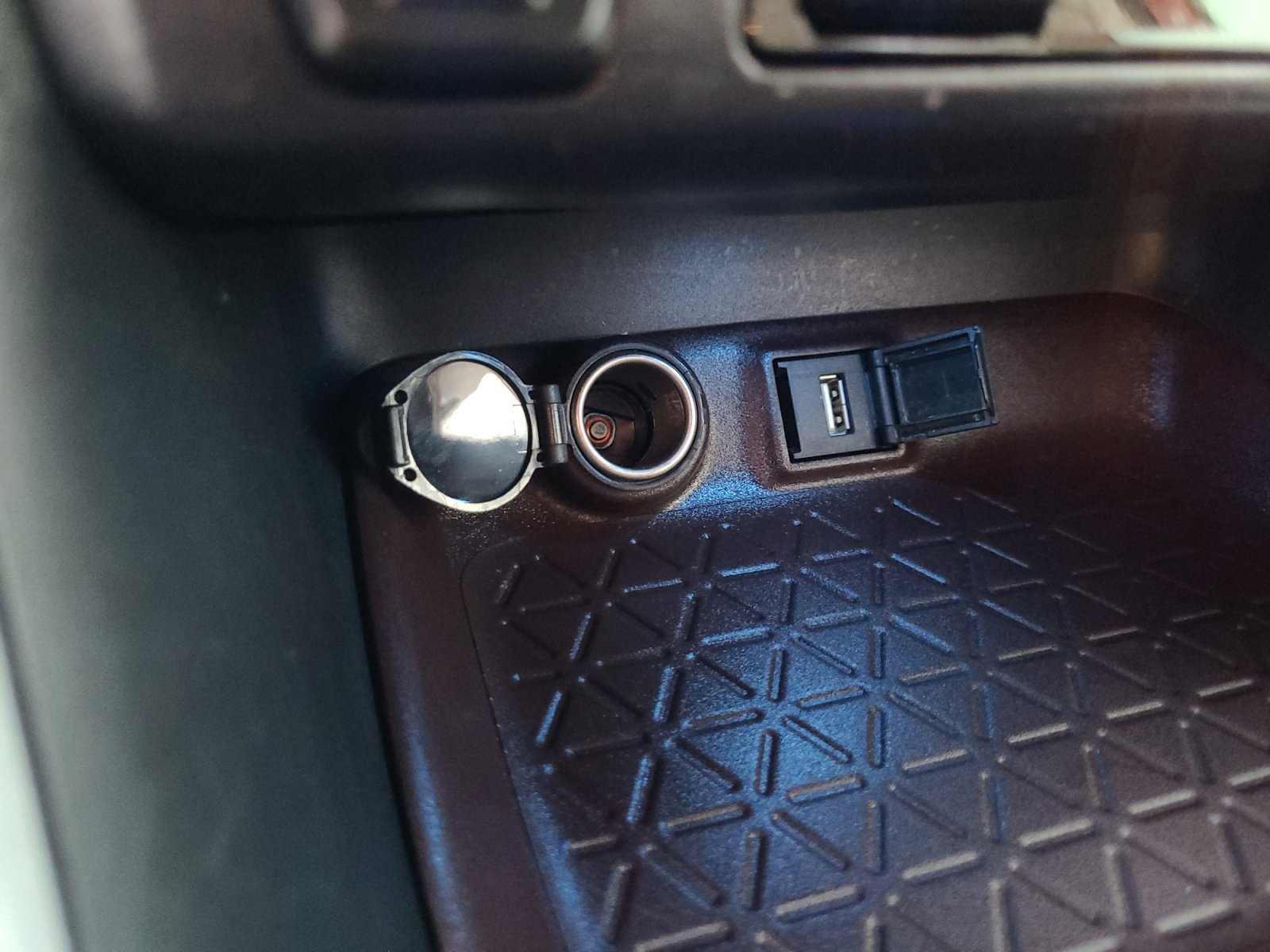 Used 2020 Toyota RAV4 Limited image 21