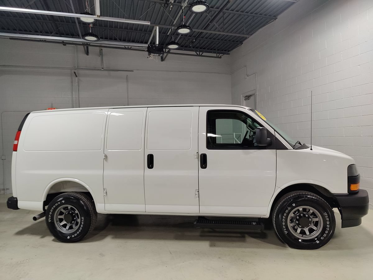 Used 2025 Chevrolet Express 3500 w/ Driver Convenience Package RWD image 7