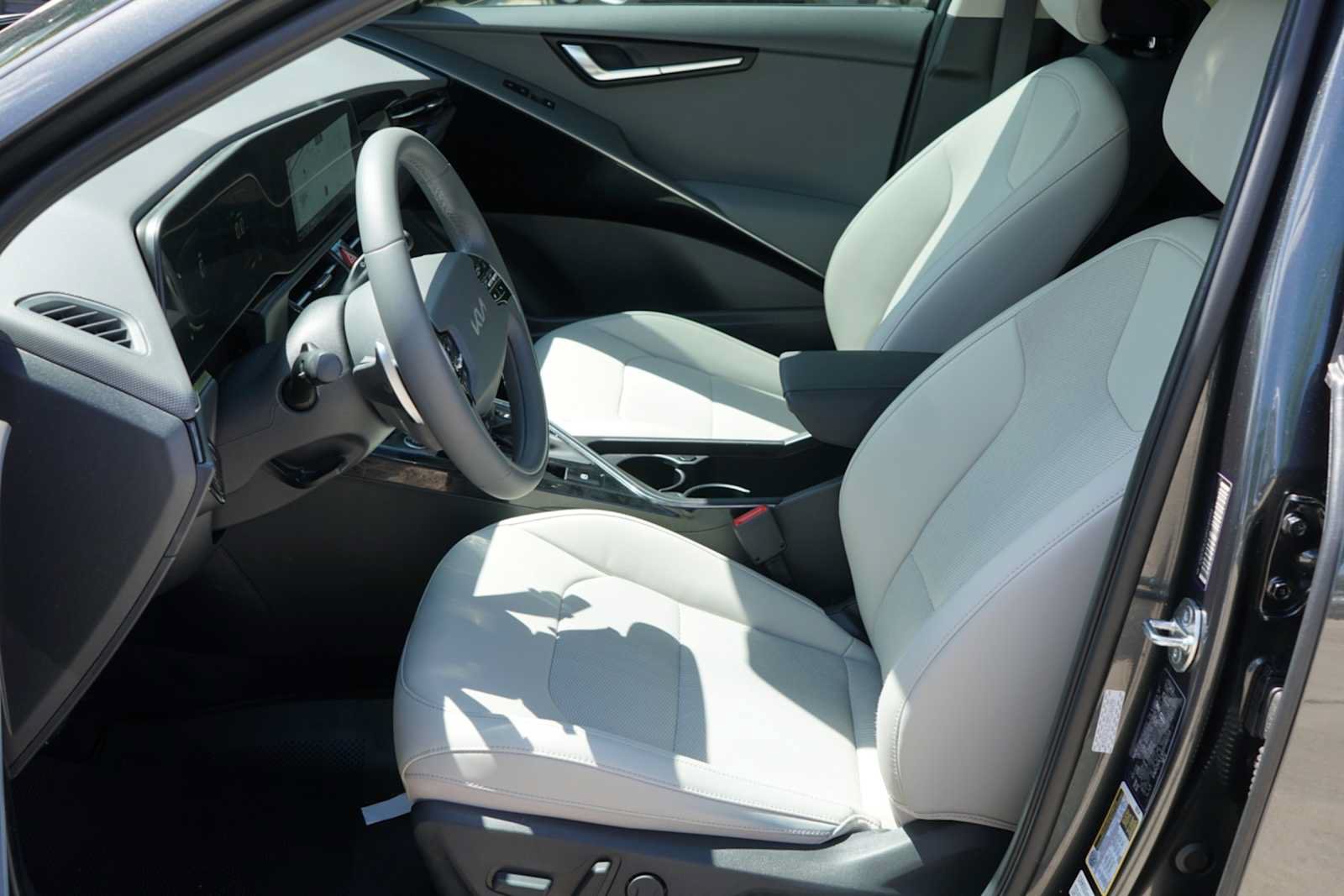 Certified 2024 Kia Niro EX Touring FWD image 9