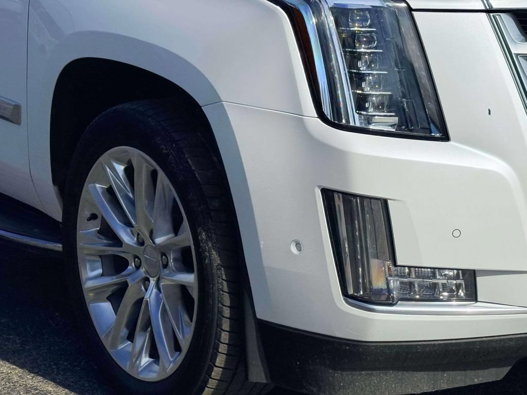 Used 2018 Cadillac Escalade Luxury AWD/4WD image 5