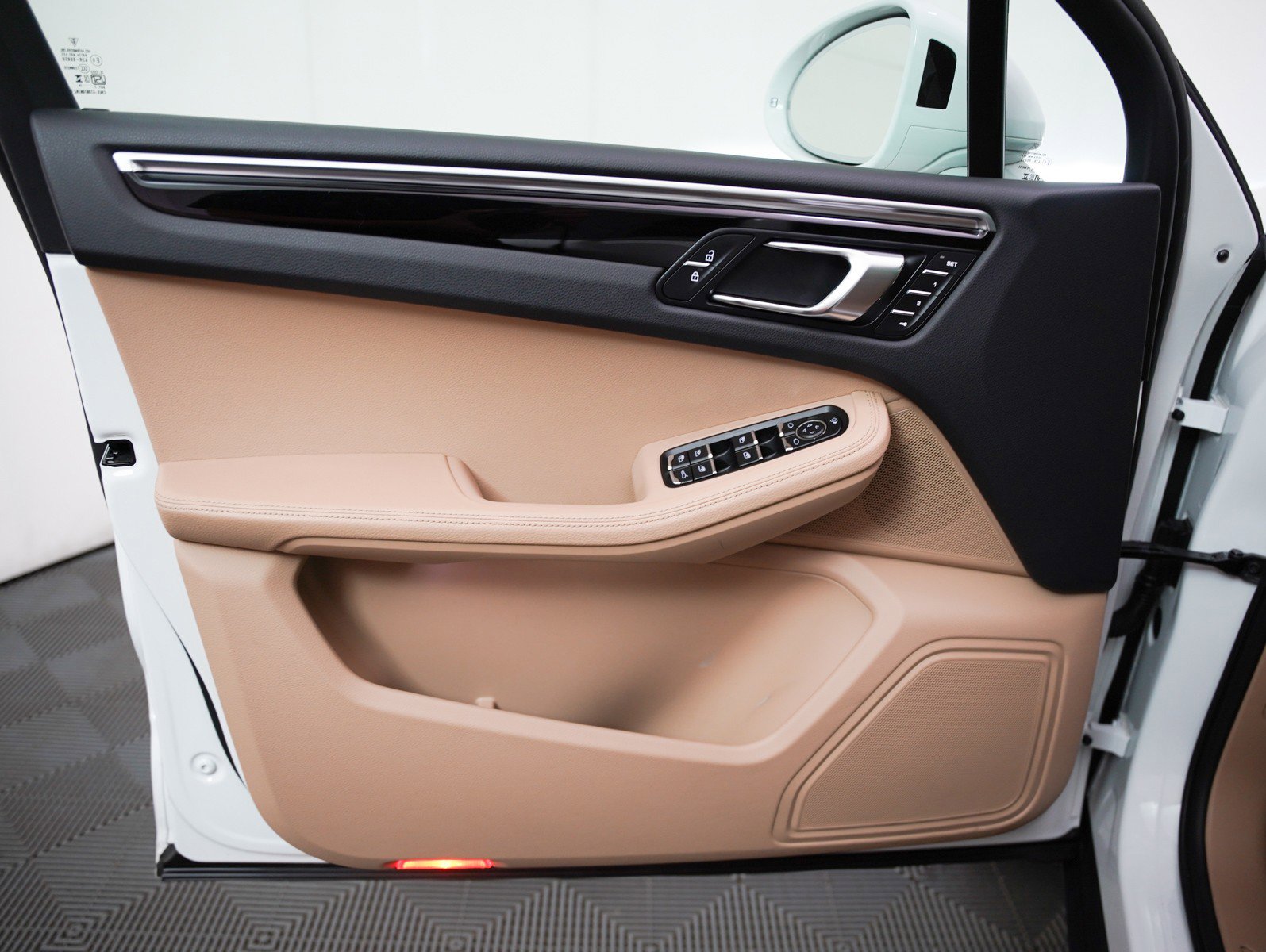 Certified 2024 Porsche Macan image 26