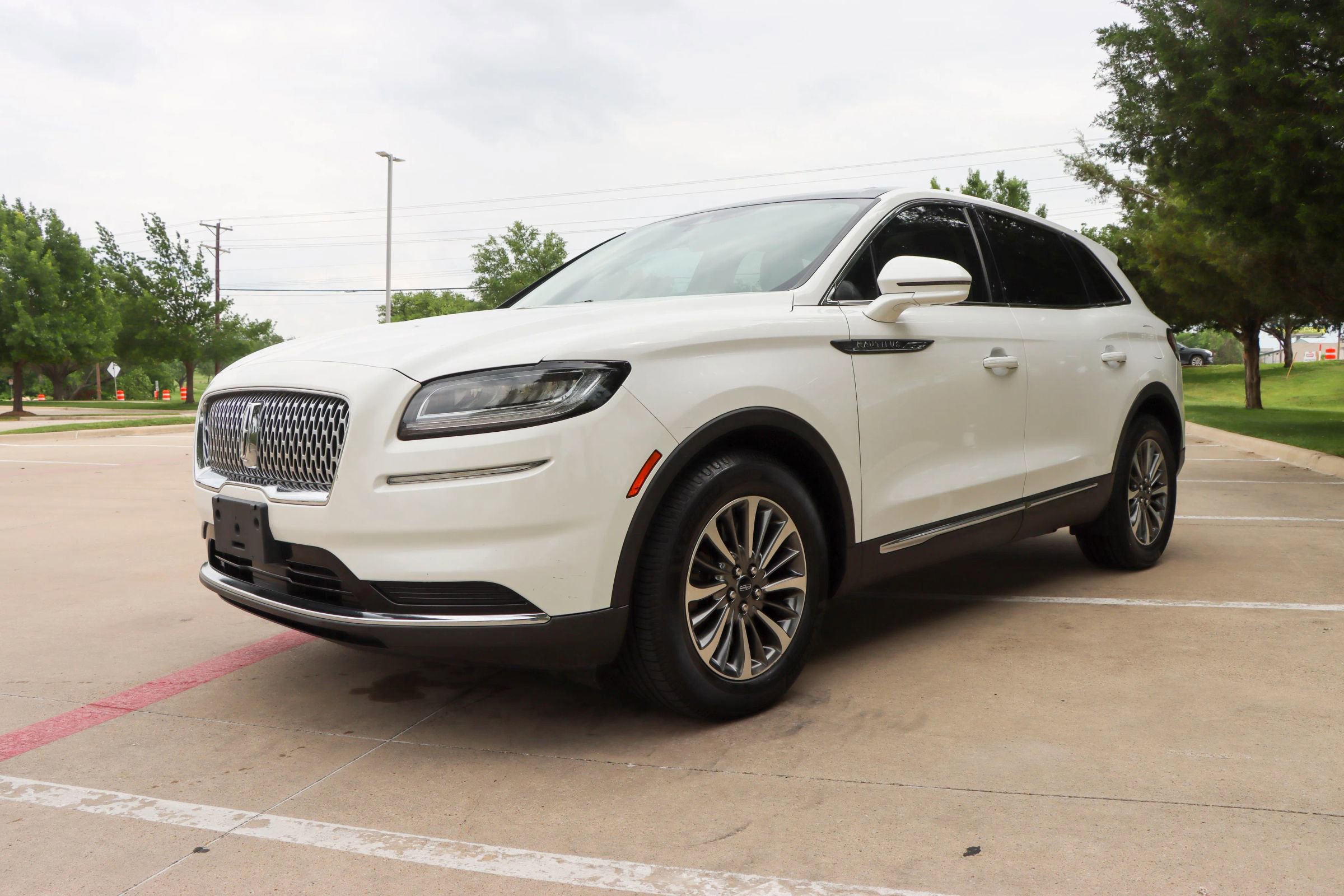 Used 2021 Lincoln Nautilus Reserve w/ Cargo Utility Package FWD image 3