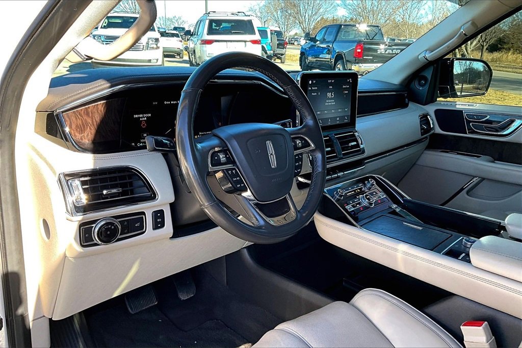 Used 2019 Lincoln Navigator Select image 10
