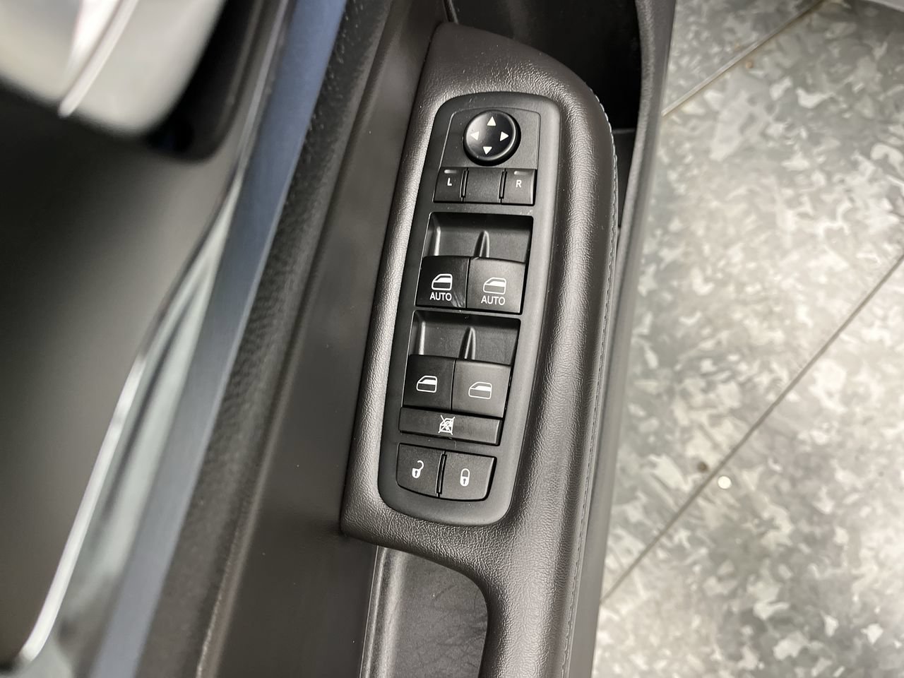 Used 2015 Chrysler 200 S FWD image 7