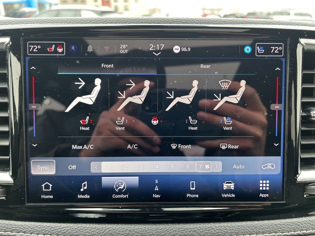 Used 2024 Chrysler Pacifica Premium image 32