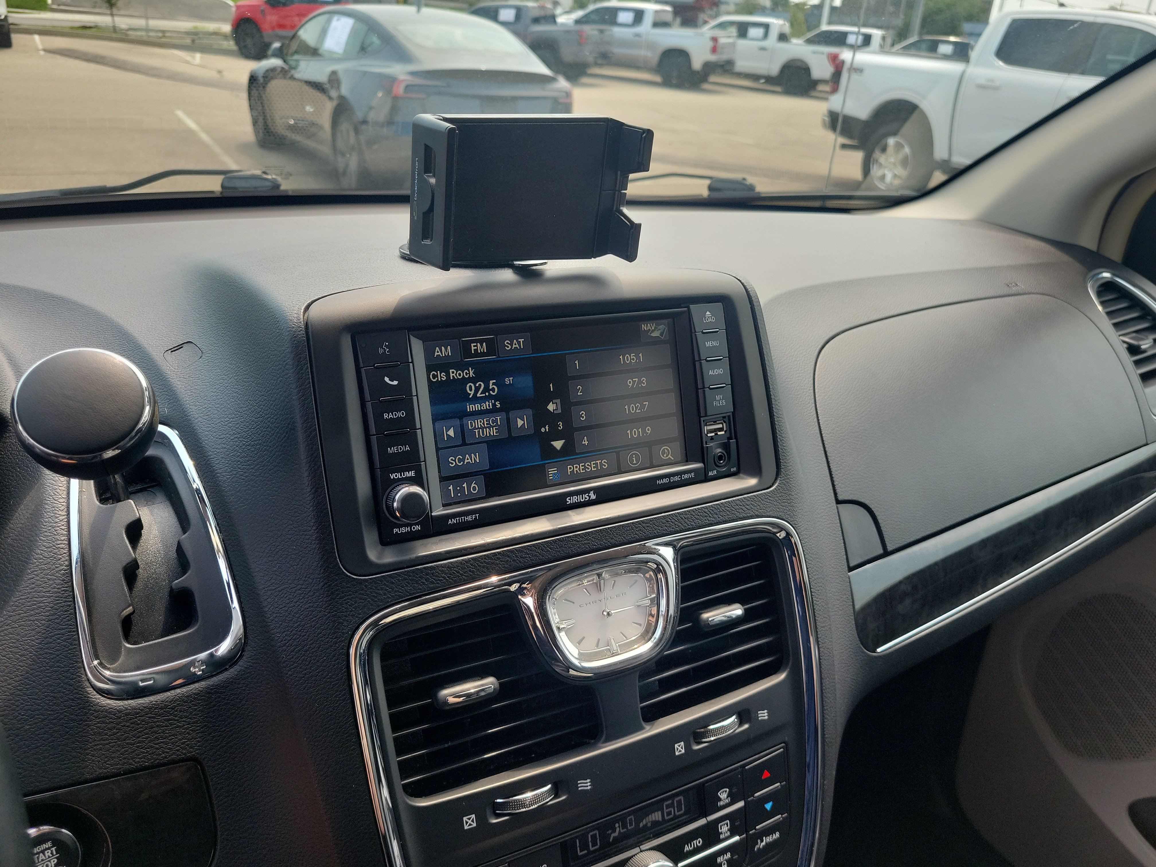 Used 2015 Chrysler Town & Country Touring-L w/ Driver Convenience Group FWD image 28