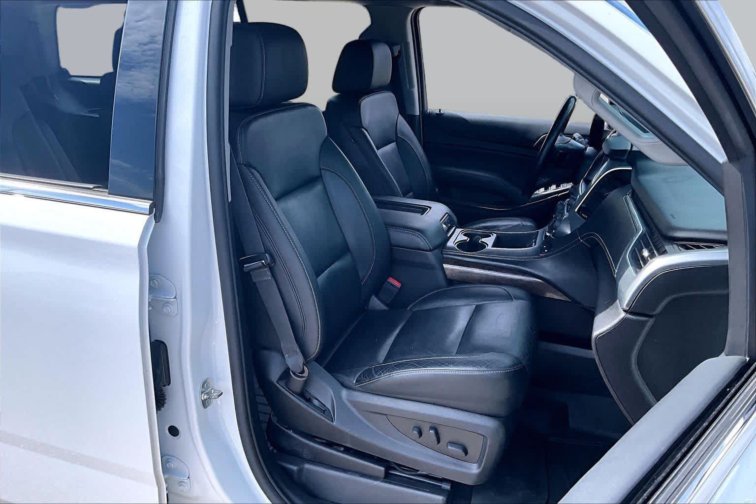 Used 2019 Chevrolet Tahoe LT w/ Luxury Package RWD image 9