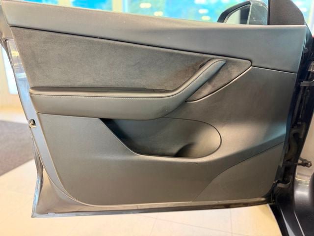 Used 2022 Tesla Model Y Performance AWD/4WD image 18