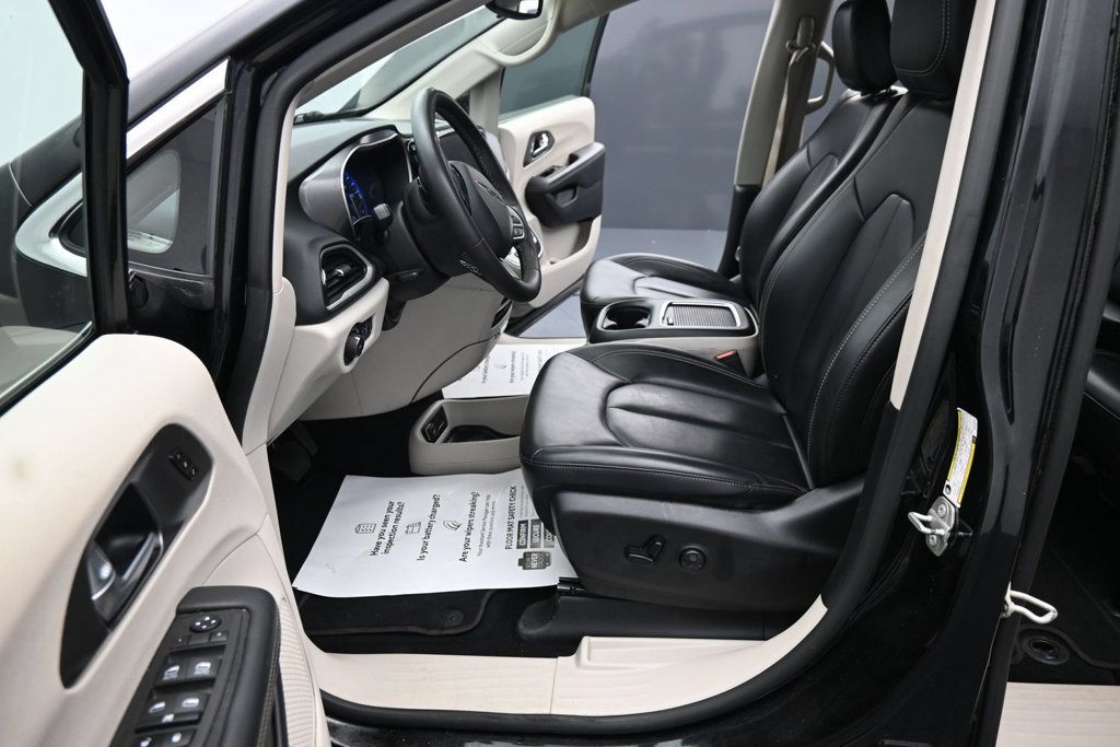 Used 2023 Chrysler Pacifica Touring-L FWD image 17