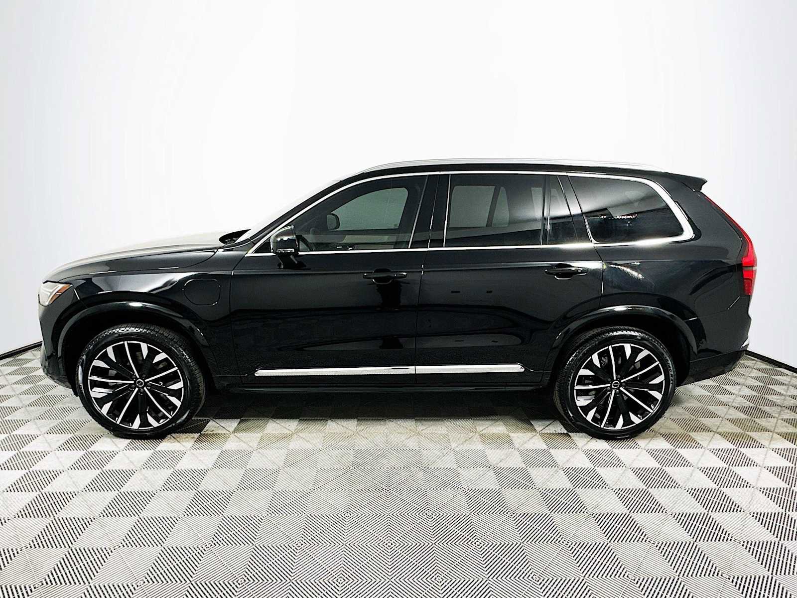 New 2025 Volvo XC90 T8 Plus w/ Protection Package Premier image 4