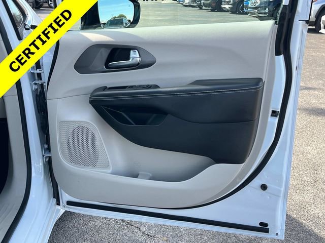 Used 2024 Chrysler Pacifica Touring-L image 15