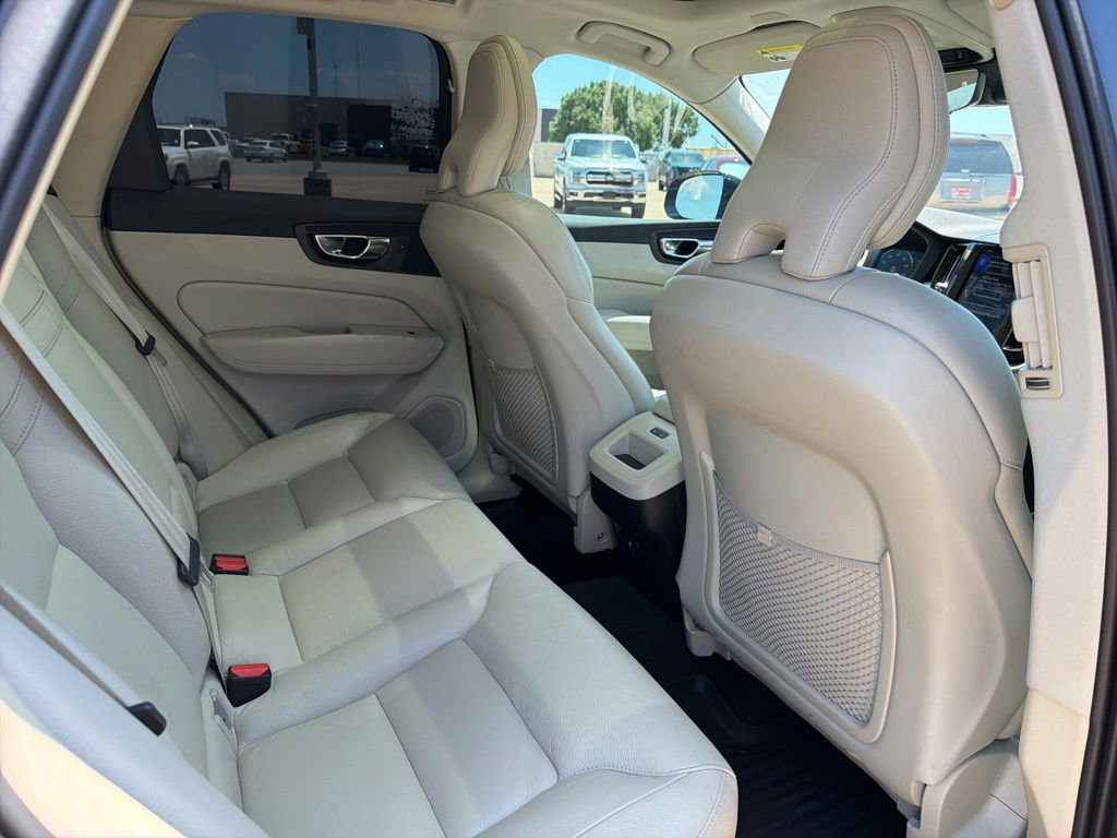 Used 2019 Volvo XC60 T5 Momentum w/ Premium Package AWD/4WD image 10