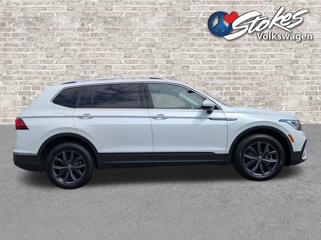 Certified 2023 Volkswagen Tiguan SE w/ Panoramic Sunroof Package FWD image 3