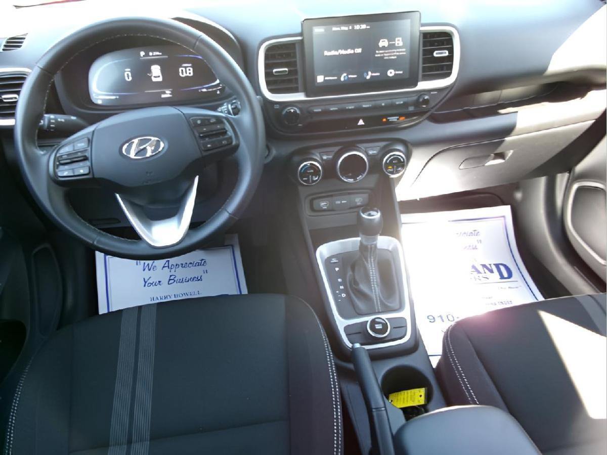 Used 2025 Hyundai Venue SEL FWD image 11