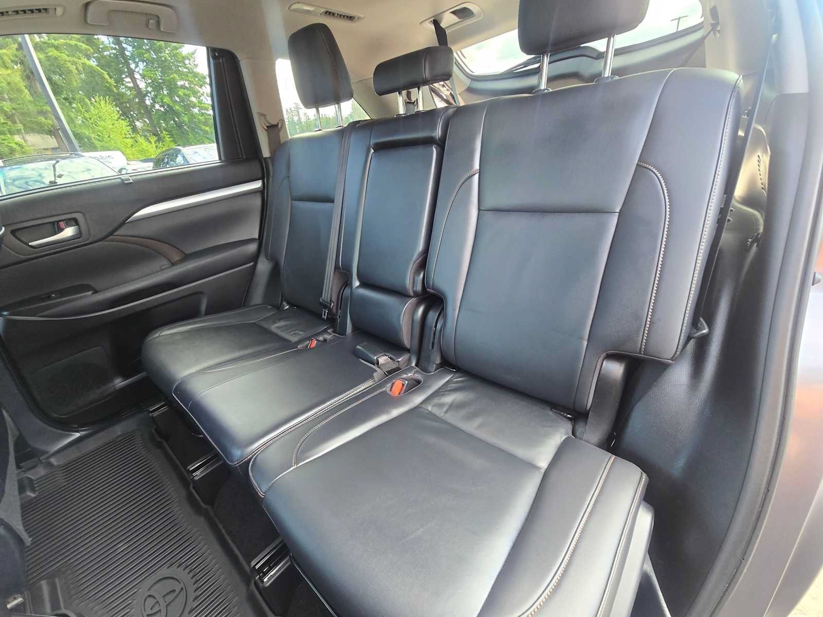 Used 2019 Toyota Highlander XLE AWD/4WD image 17
