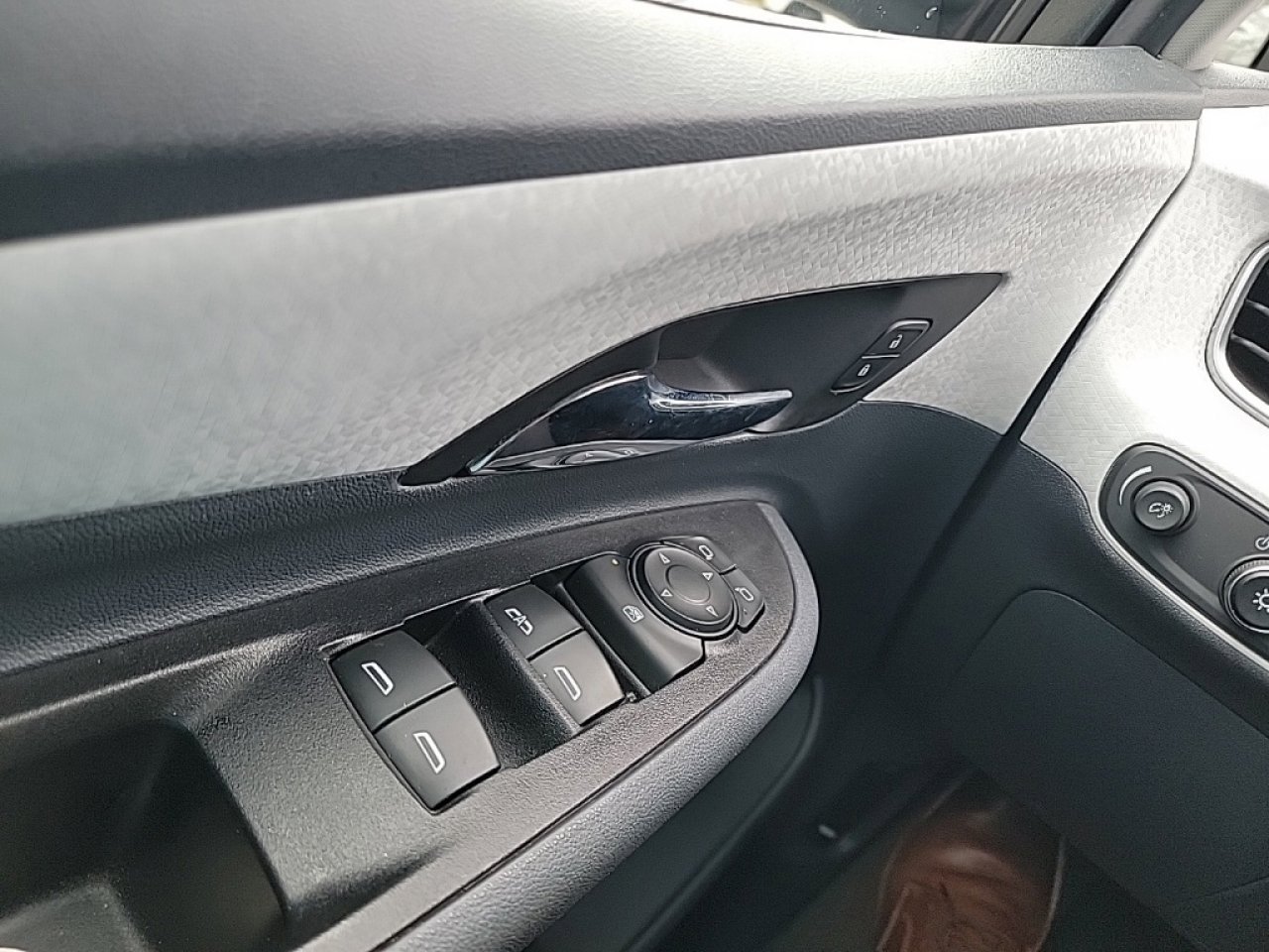 Used 2020 Chevrolet Bolt LT image 18