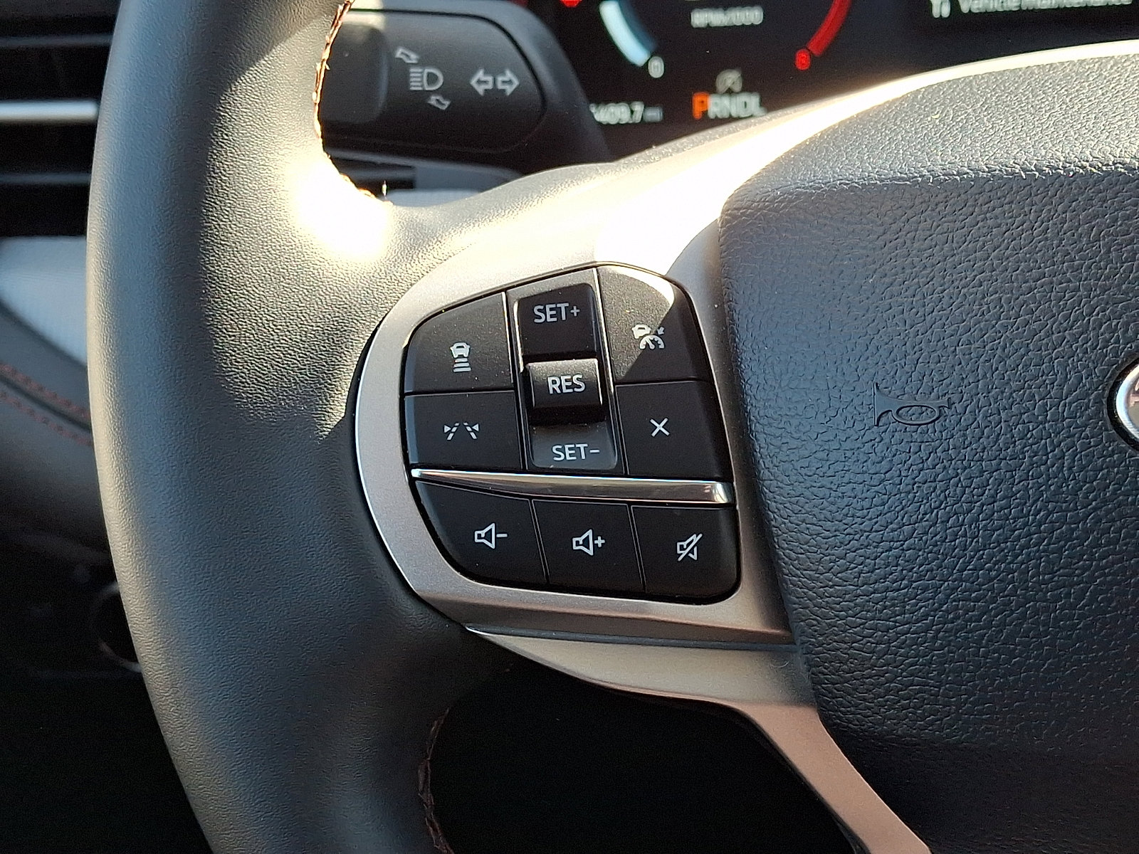 Certified 2025 Ford Explorer Active AWD/4WD image 23