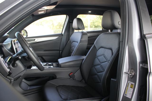 Used 2025 Volkswagen Atlas Cross Sport SE w/ Panoramic Sunroof Package image 11