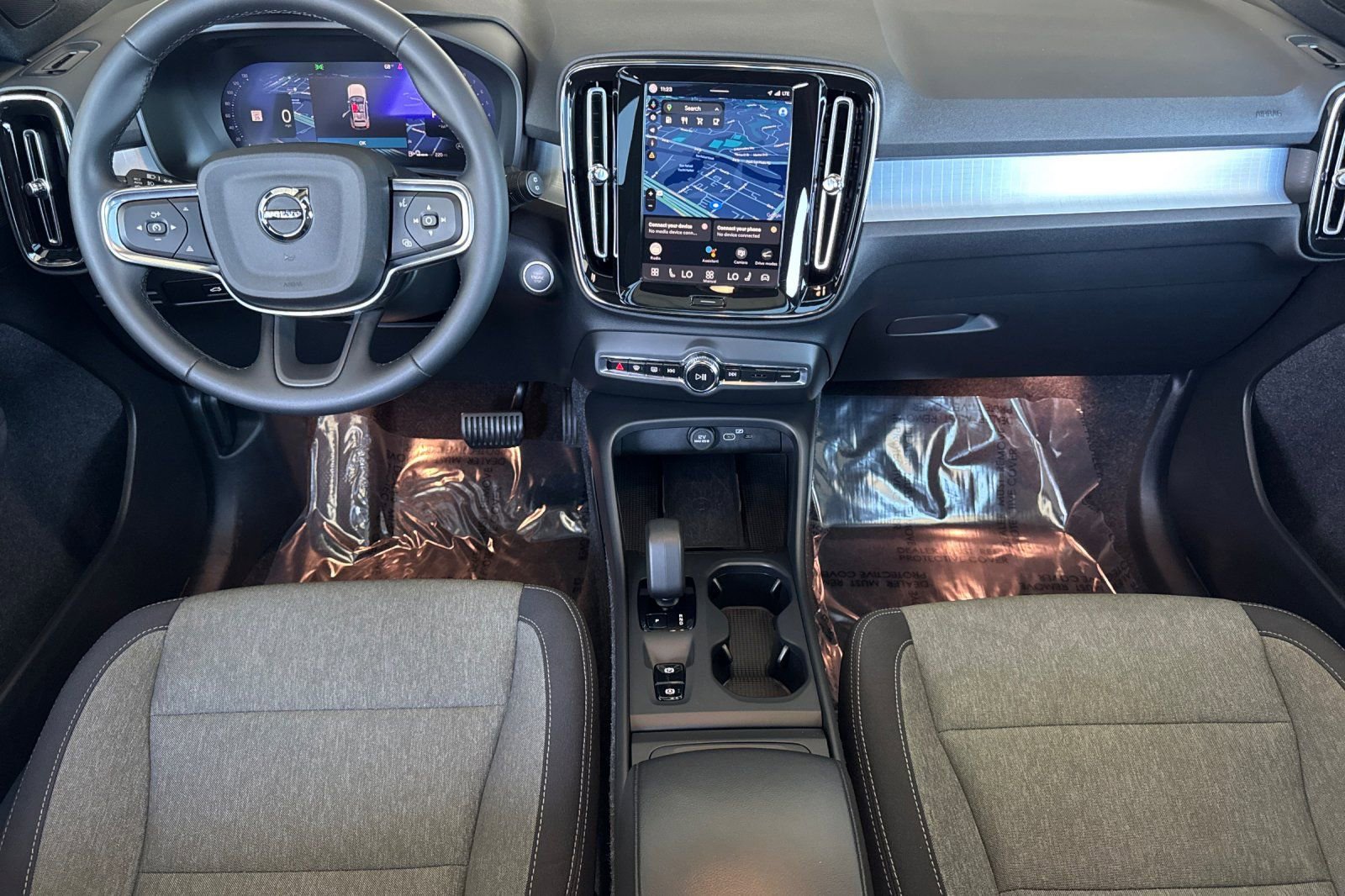 Certified 2025 Volvo XC40 B5 Core AWD/4WD image 3