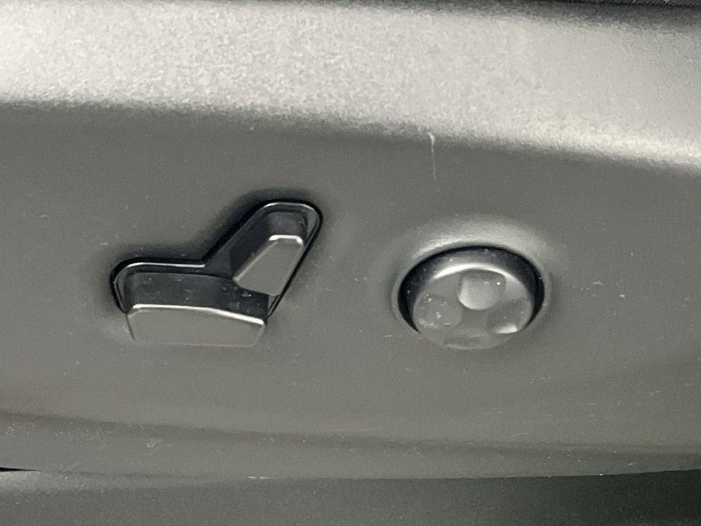 Used 2023 Chrysler Pacifica Touring-L image 12