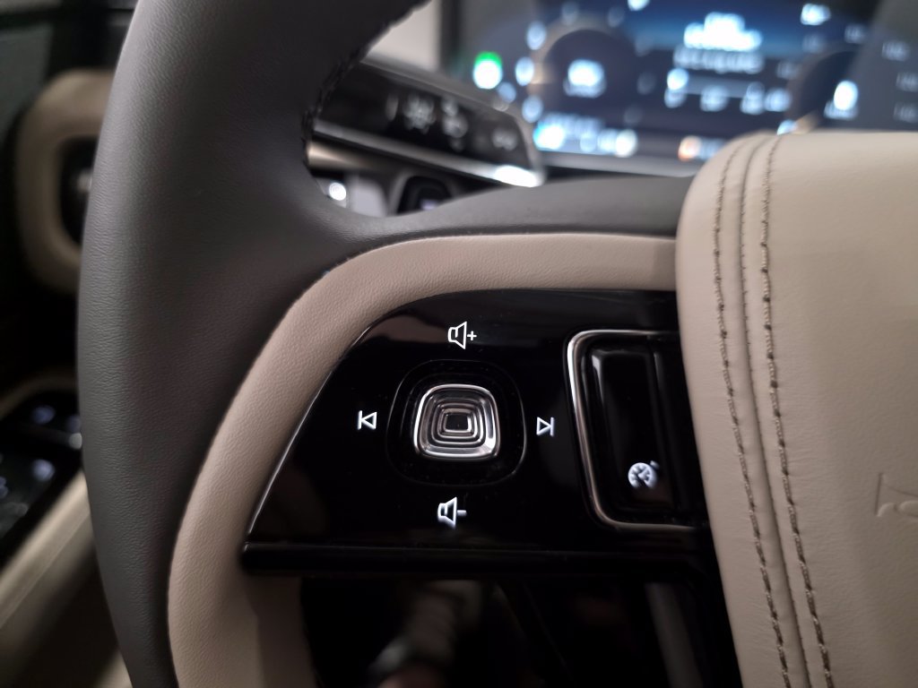 Used 2024 Lincoln Aviator AWD w/ Premium Package image 24