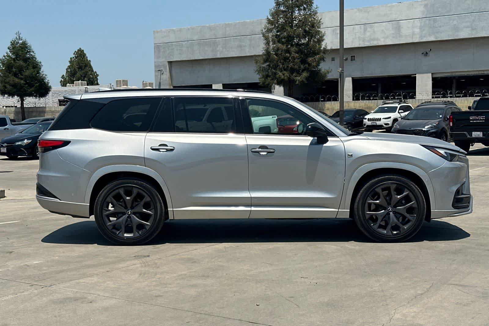 Used 2025 Lexus TX 500h AWD w/ Technology Package image 9