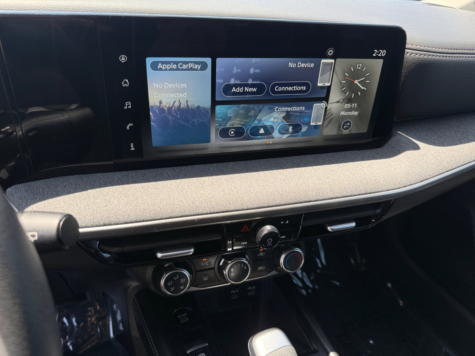 Used 2025 Nissan Kicks SV AWD/4WD image 13