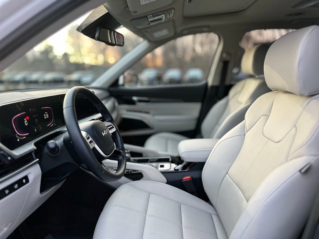 Used 2025 Kia Telluride EX w/ EX Captain's Chair Package image 14