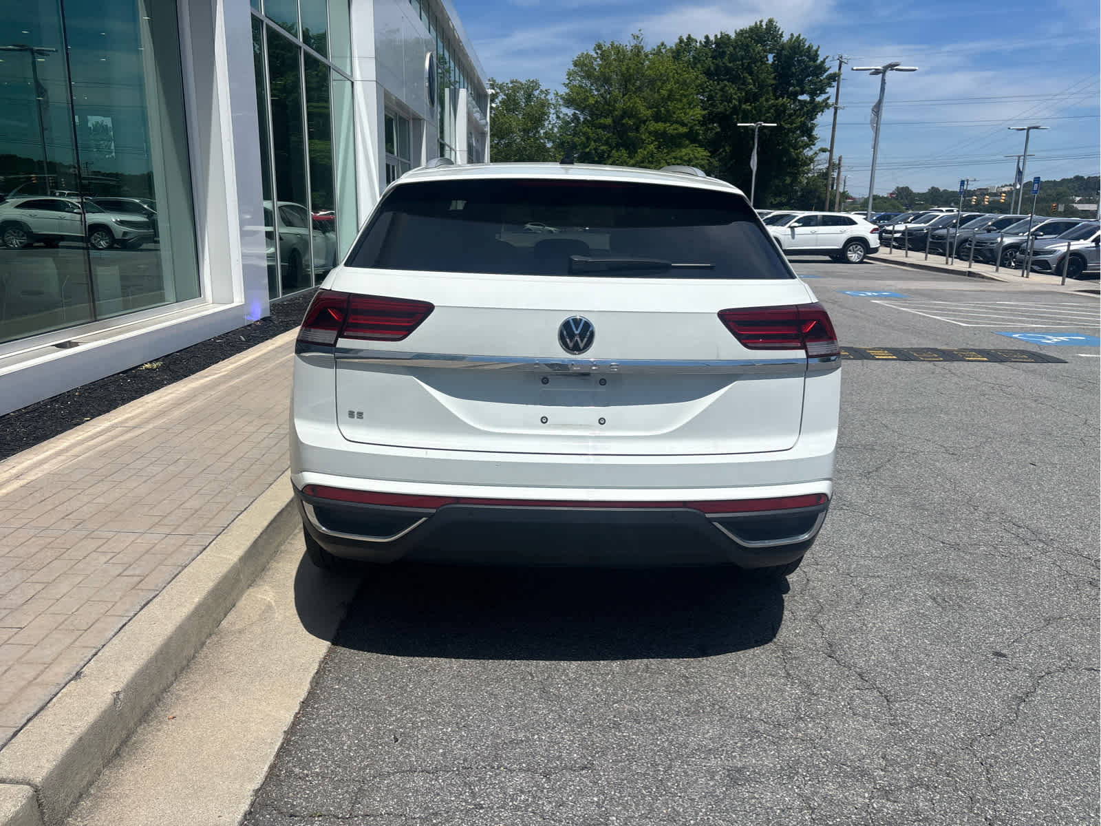Used 2022 Volkswagen Atlas Cross Sport SE w/ Panoramic Sunroof Package FWD image 7