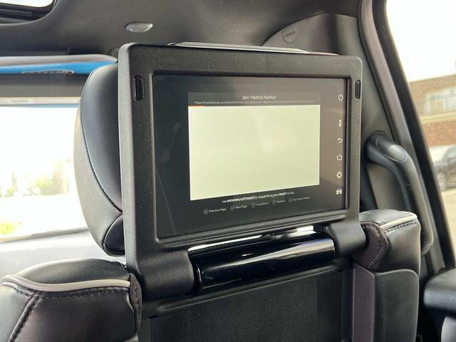 Used 2023 Chrysler Pacifica Limited w/ Uconnect Theater Family Group FWD image 17