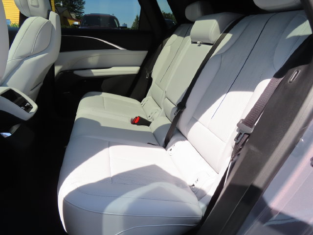 Certified 2024 Cadillac Lyriq Luxury AWD/4WD image 35