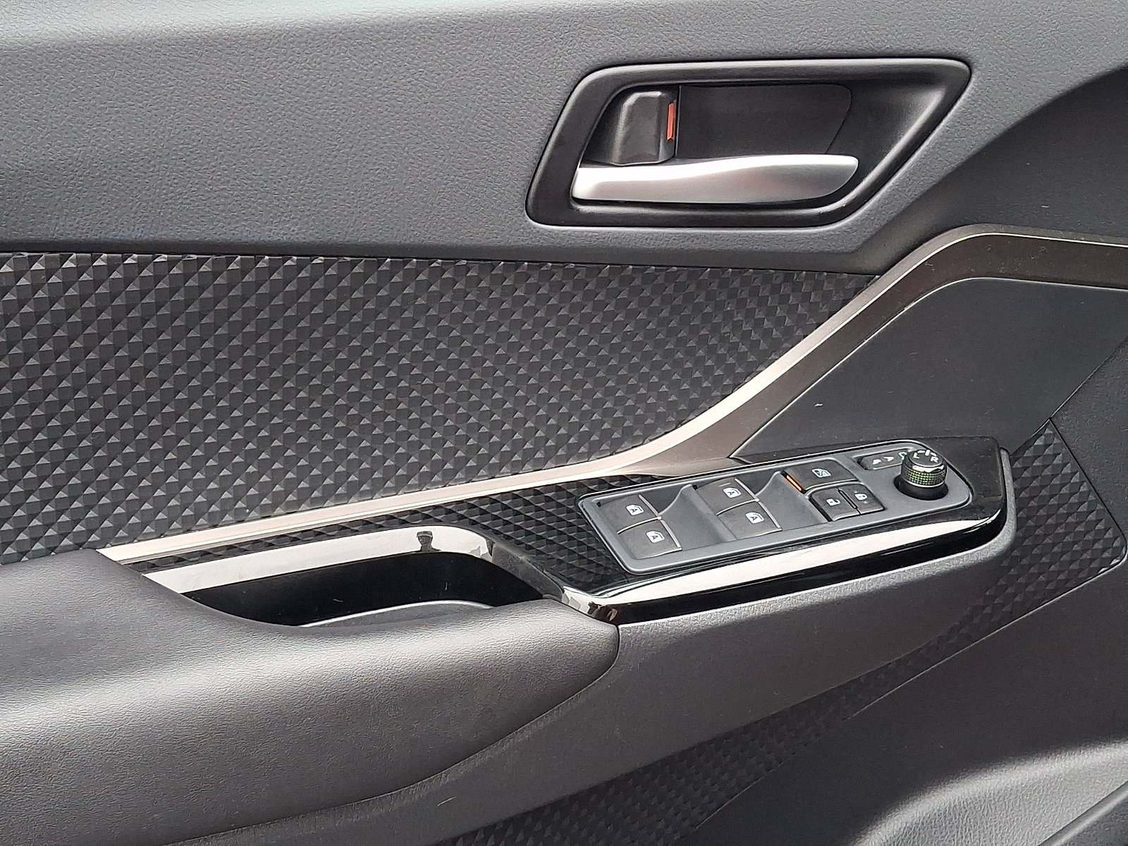 Used 2019 Toyota C-HR XLE FWD image 12