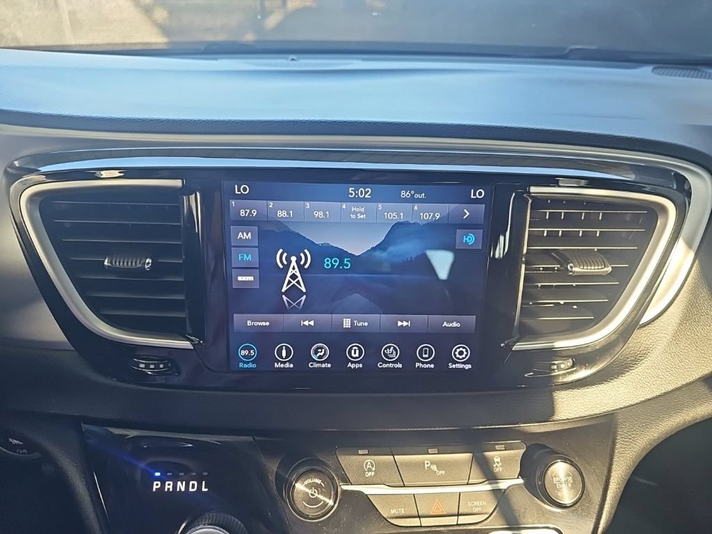 Used 2018 Chrysler Pacifica Touring-L w/ Premium Audio Group FWD image 21
